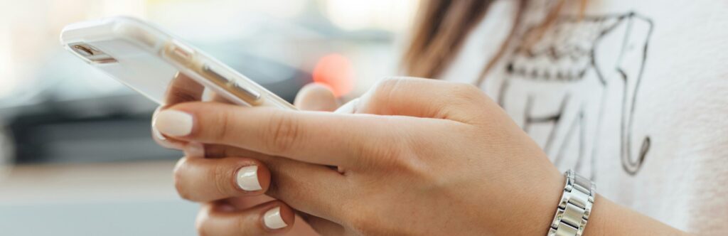 Girl texting Hope Clinic to set up an appointment for her unexpected pregnancy.